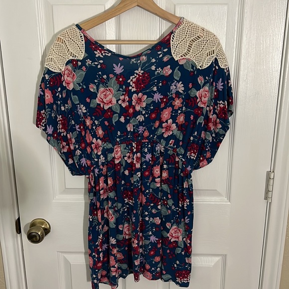 Maternity size Large blouse. Multiple color blouse from Liz Lange Maternity - Picture 3 of 3